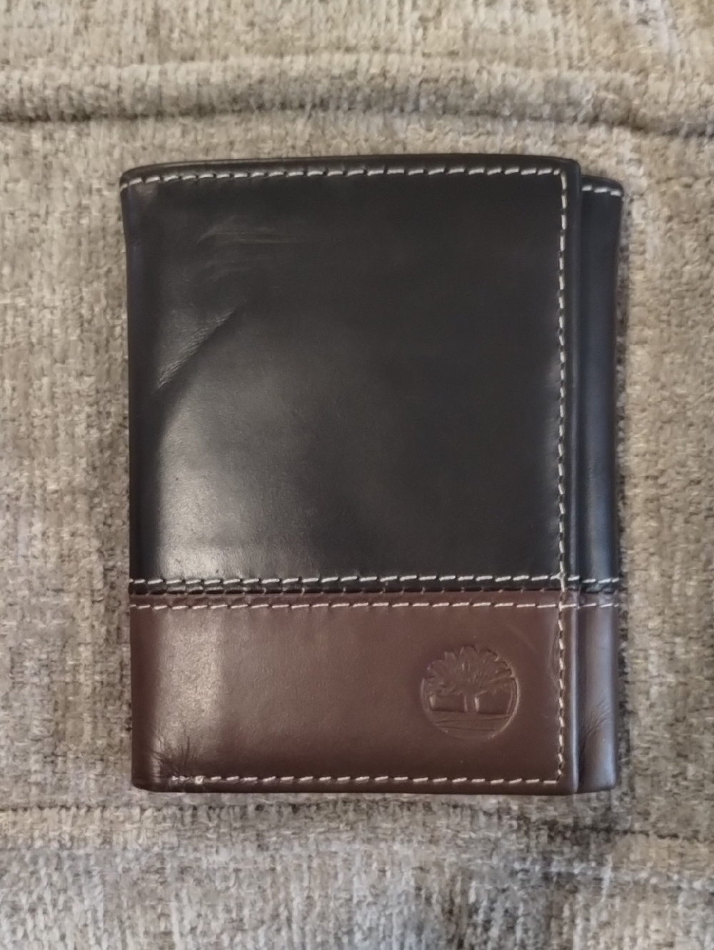Timberland Two-Tone Leather Trifold Wallet in Black & Brown.  (25)
